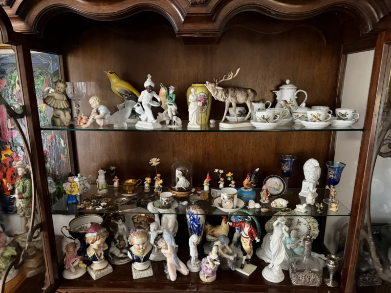 Vitrine mit Porzellanfiguren, Vasen und Geschirr