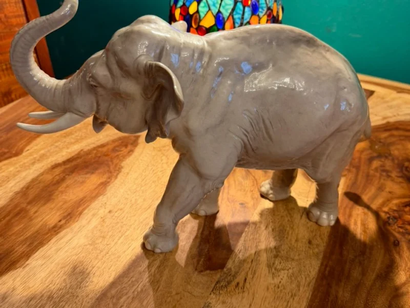 Bronzefigur eines Elefanten neben einer Tiffany-Leuchte