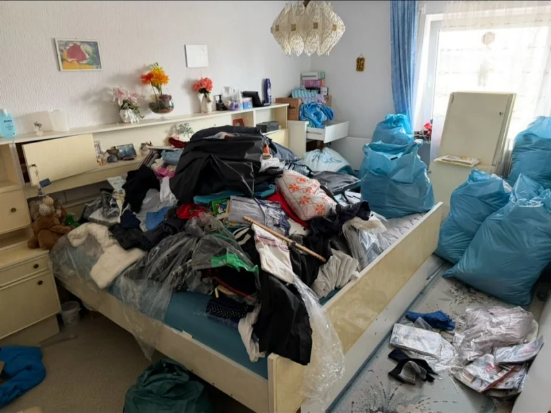 Zimmer mit sortiertem Räumgut in blauen Säcken