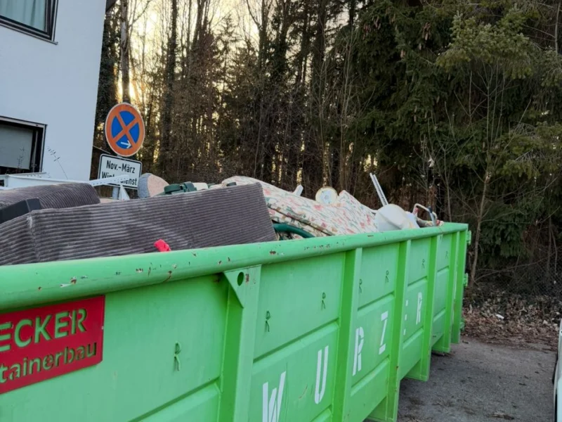 Entsorgungscontainer vor einem Wohnhaus