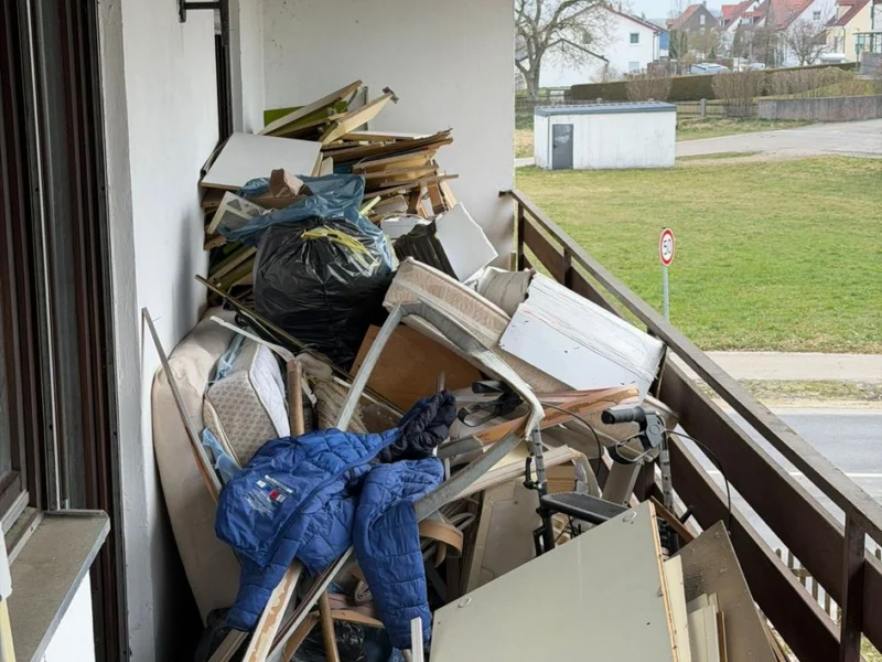 Vollgestellter Raum mit Sperrgut vor der Entrümpelung