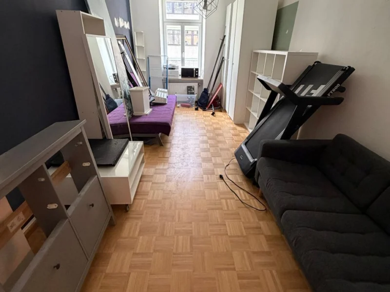 Leergeräumte Wohnung mit Parkettboden nach der Auflösung