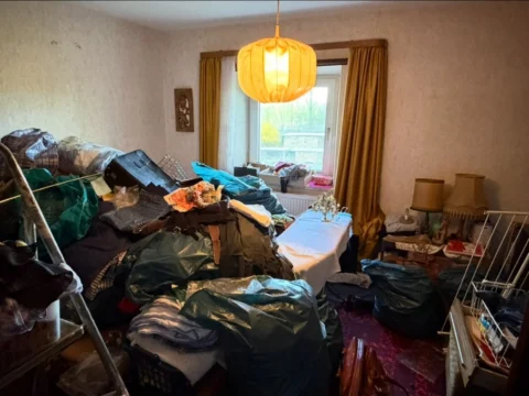 Zimmer mit hoher Textilbelegung vor der Räumung