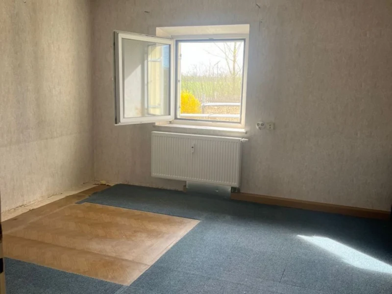 Besenrein übergebener Raum mit Fenster zum Hof