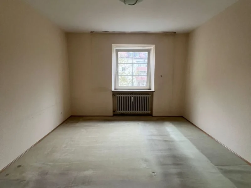 Leergeräumtes Zimmer nach einer Messiewohnungsräumung