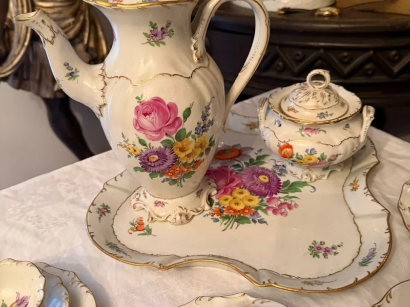 Florales Porzellan-Kaffeeservice mit Kanne, Tassen und Kuchenteller