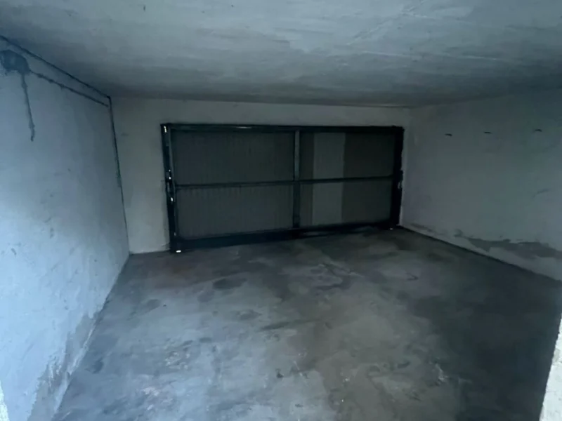 Leergeräumter Kellerraum mit Betonboden