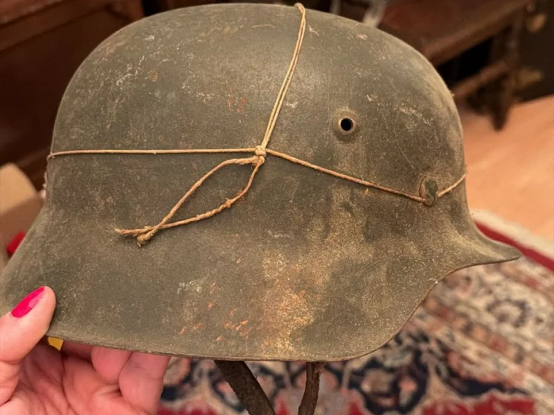 Historischer Stahlhelm in der Hand gehalten