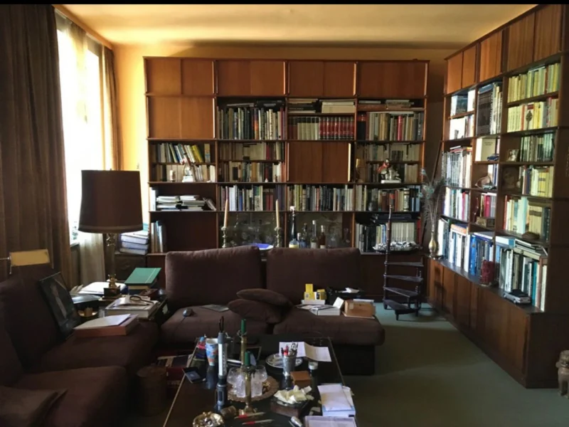 Arbeitszimmer mit Bücherwänden und Sitzgruppe