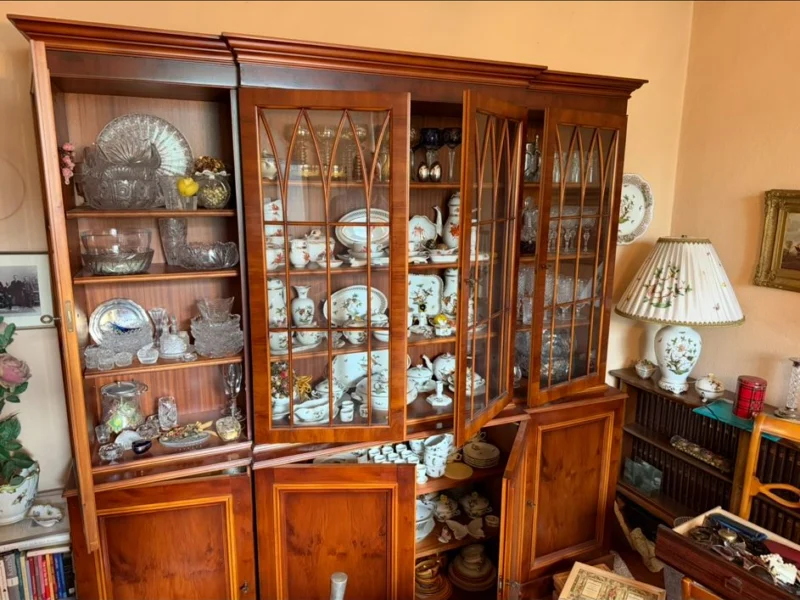 Antike Vitrine mit Porzellan in einem Wohnzimmer