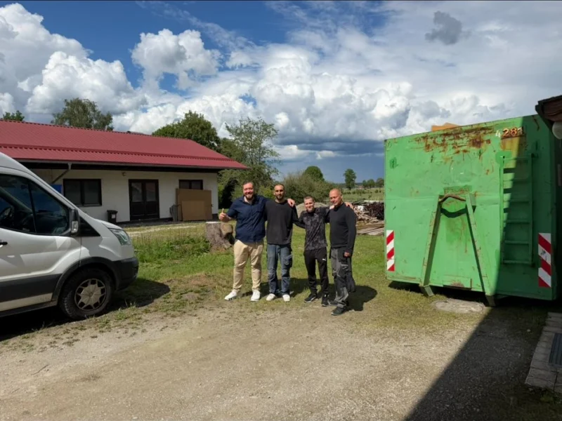 Das Team von BTS Bavaria vor Transporter und Entsorgungscontainer