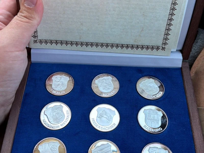 Münzsammlung in einer Sammelkassette mit blauem Samt