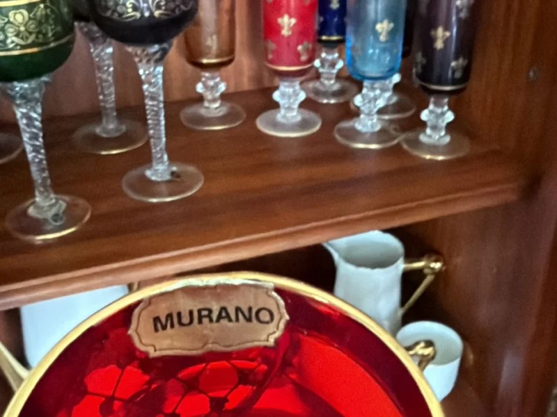Vitrine mit farbigem Muranoglas und Gläsern