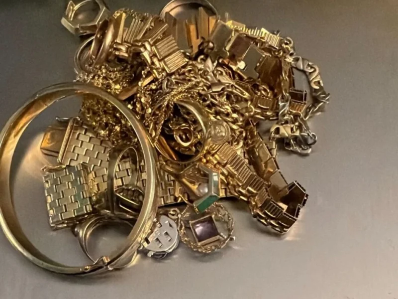 Vergoldetes Zierbeschläge-Konvolut aus Metall