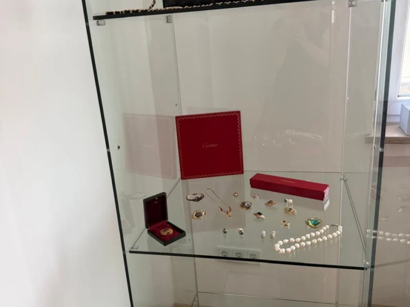 Glasvitrine mit Handtasche und Schmuckstücken