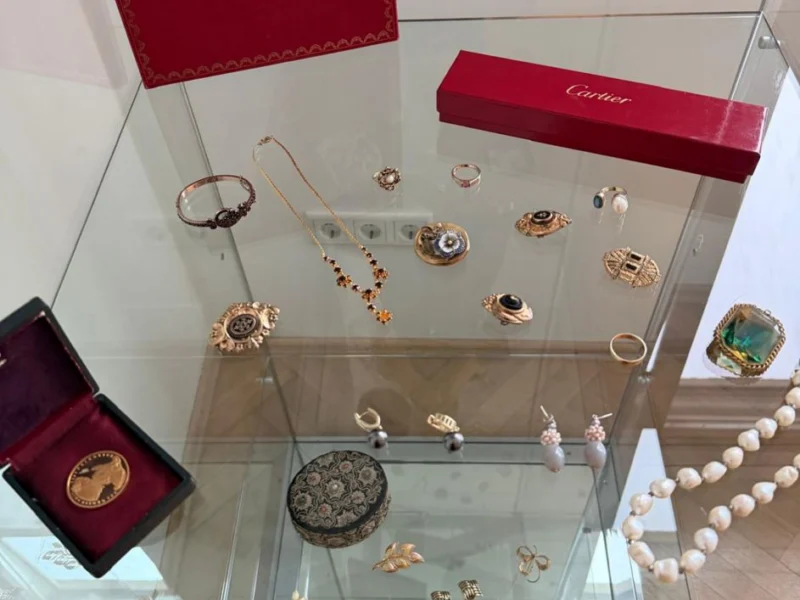 Schmuckvitrine mit Ketten, Ringen und Etuis
