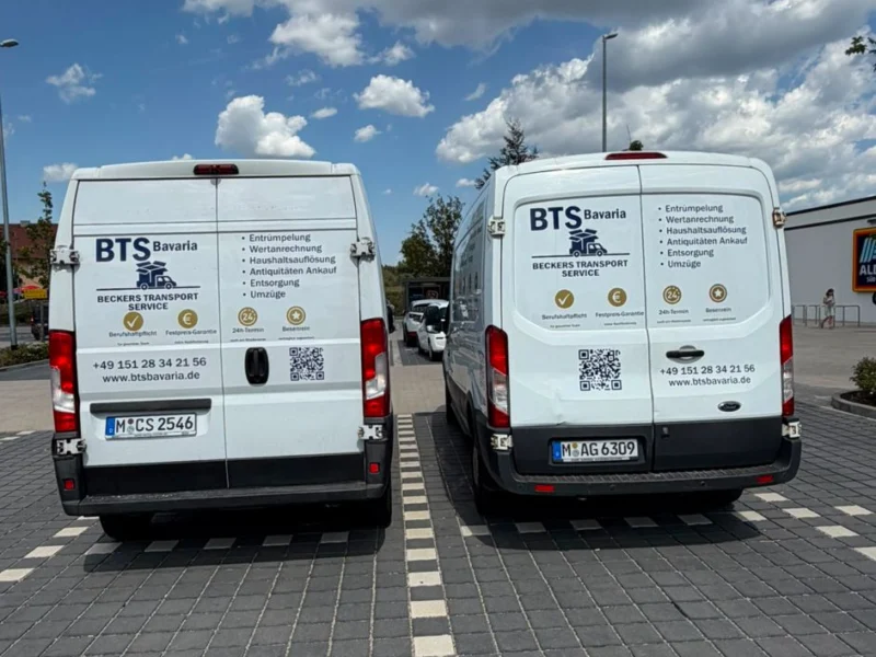 Zwei beschriftete Transporter von BTS Bavaria von hinten
