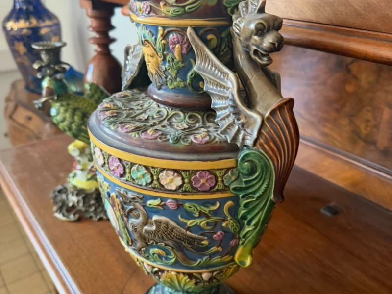 Historistische Prunkvase aus Porzellan mit Figurenauflagen