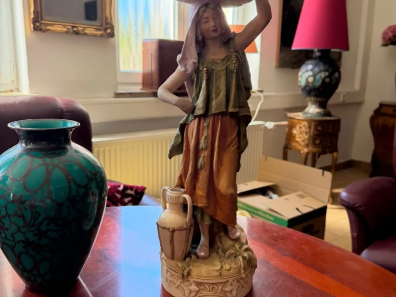 Figürliche Bronzeskulptur auf einem Tisch