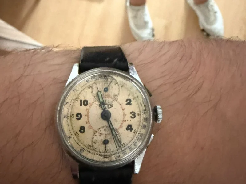 Getragene Vintage-Armbanduhr am Handgelenk