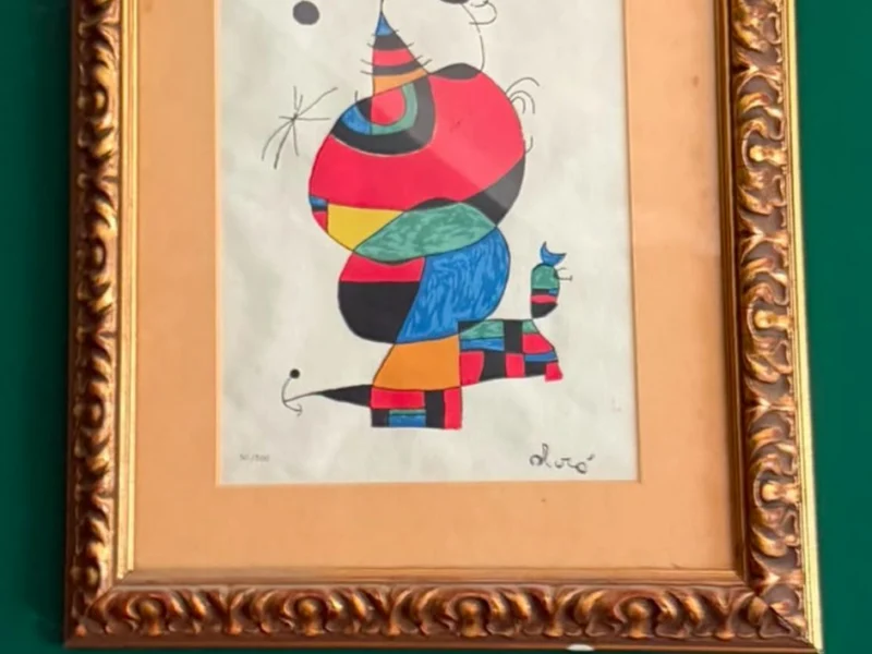 Gerahmte moderne Grafik auf dunkelgrüner Wand
