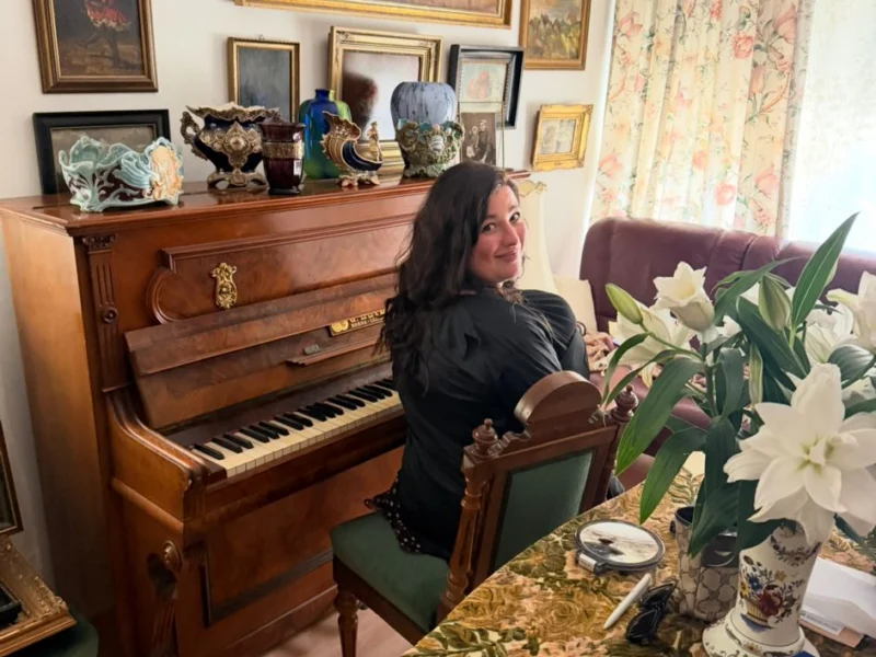 Wohnzimmer mit Klavier und gerahmten Bildern während der Sichtung