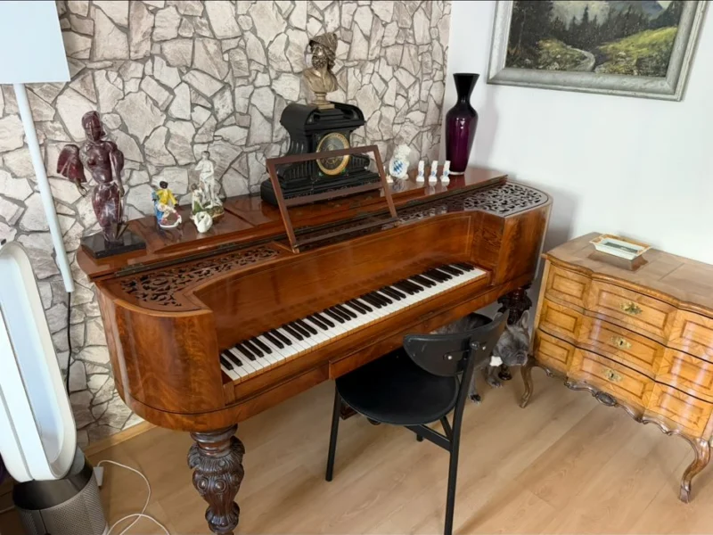 Historisches Tafelklavier in einem Wohnraum
