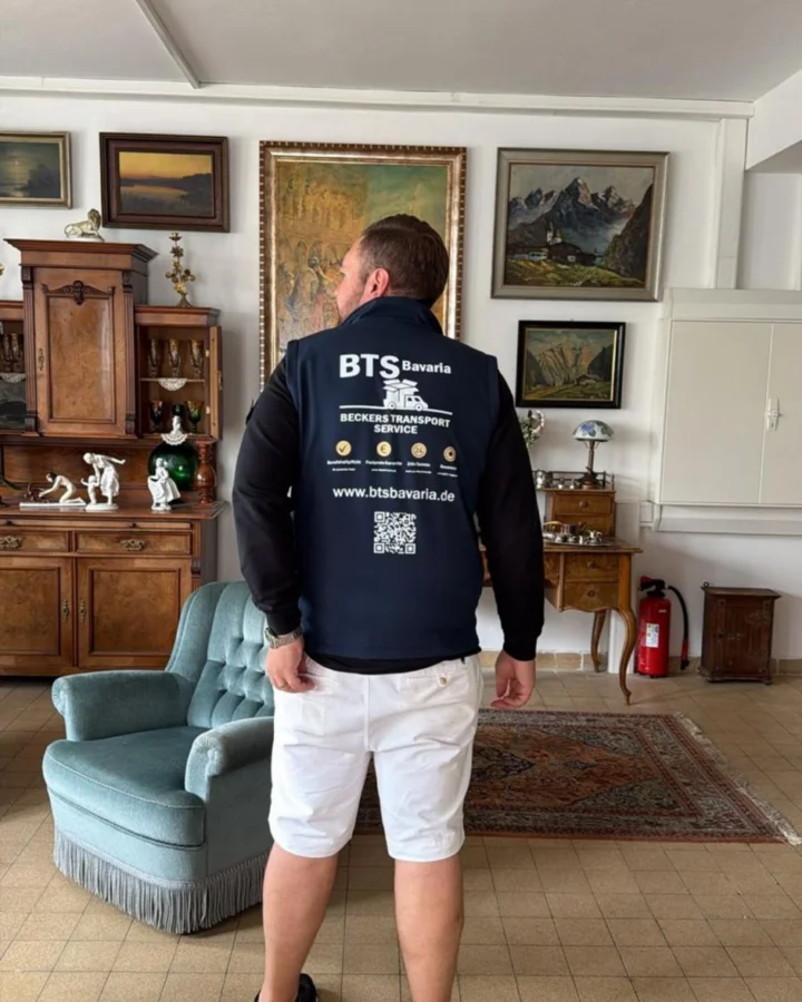 Mitarbeiter von BTS Bavaria in Arbeitskleidung bei einer Haushaltsauflösung in München