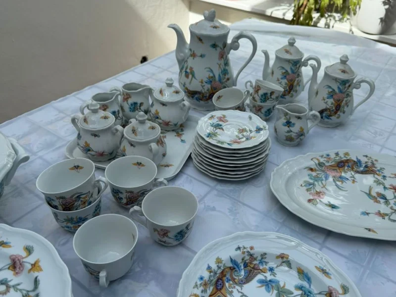 Vollständiges Porzellan-Speiseservice auf einer gedeckten Tafel