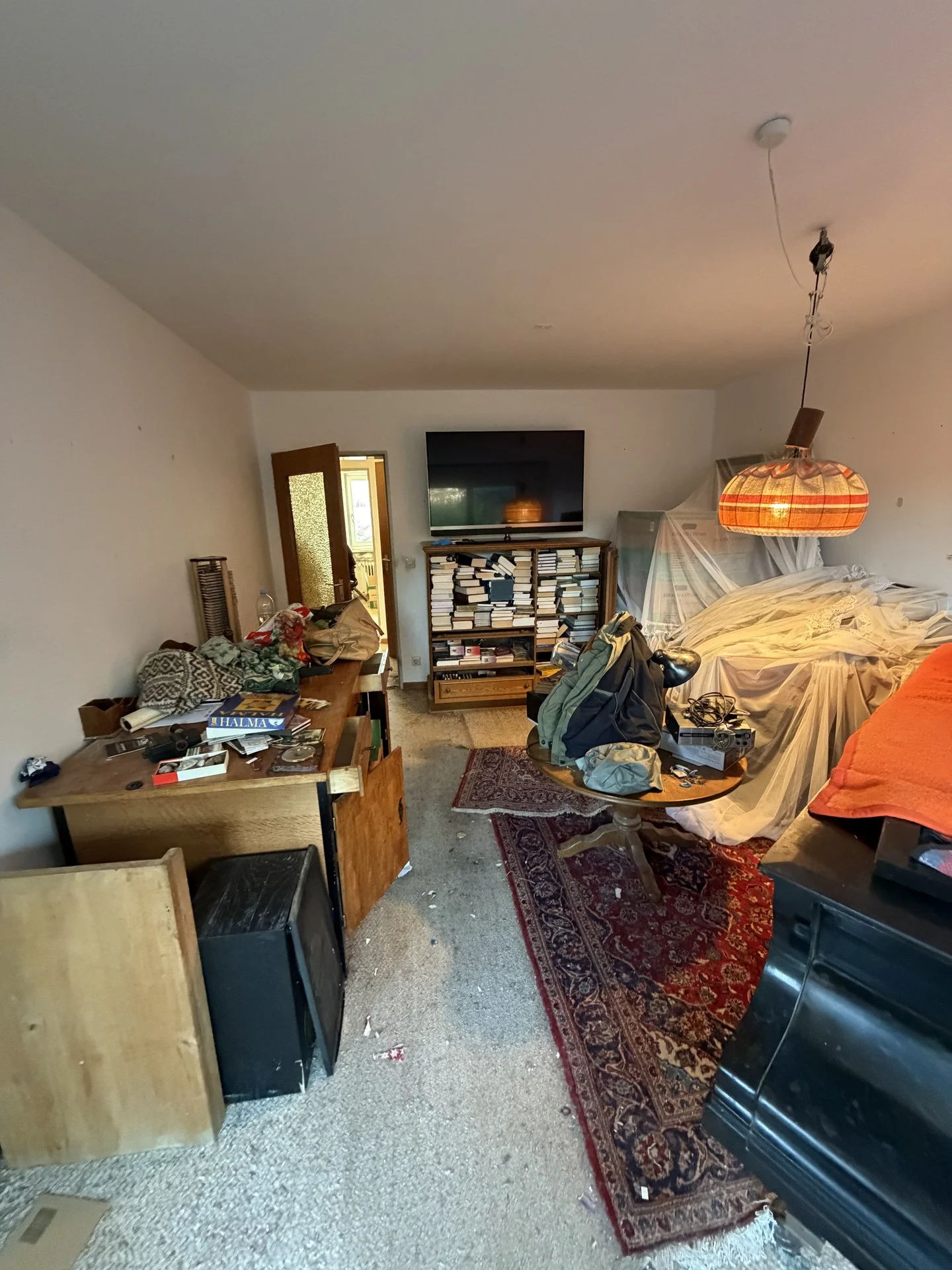 Wohnraum vor der Entrümpelung in Arget-Sauerlach, Auftrag vom 29.09.2026
