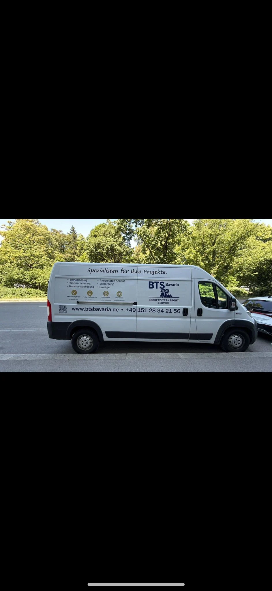 Beschrifteter BTS-Bavaria-Transporter