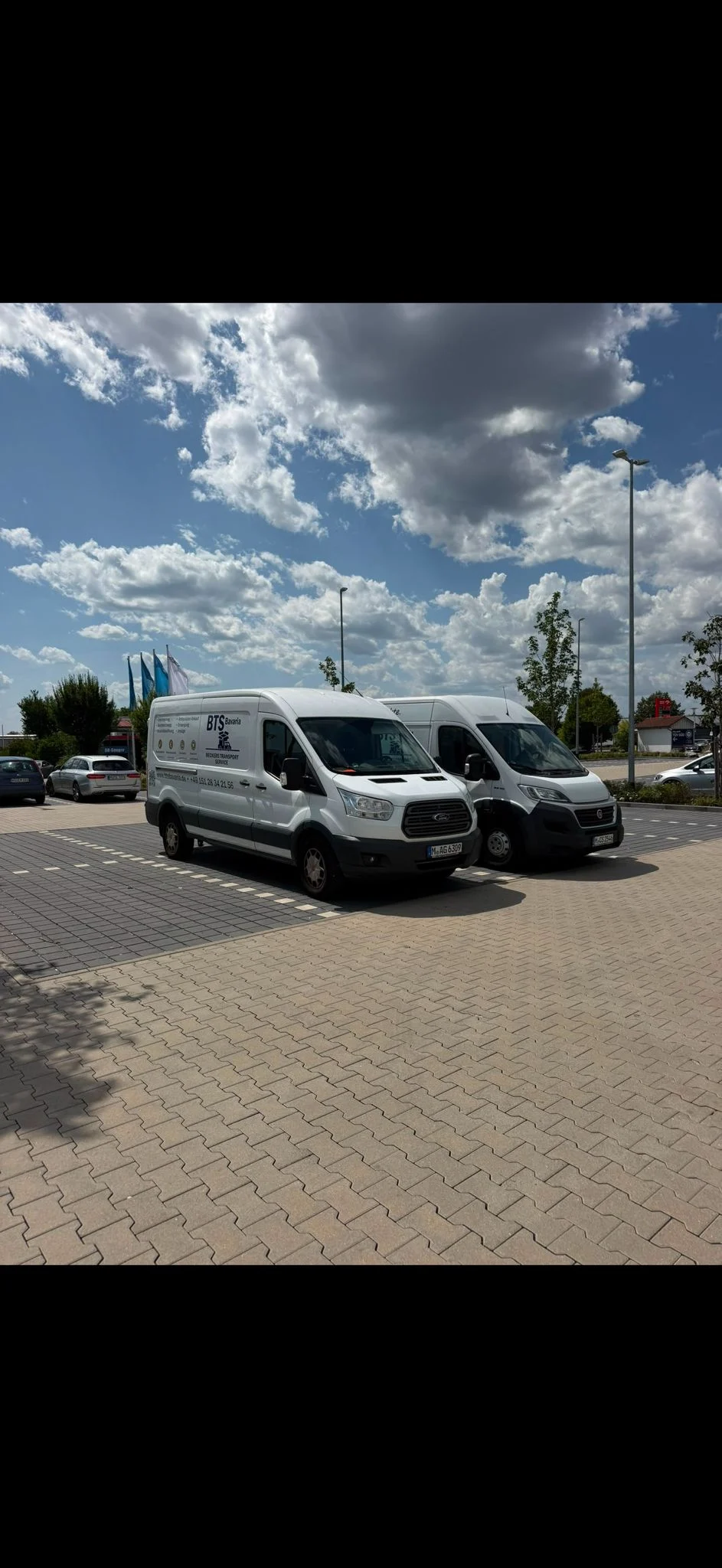 Zwei Transporter aus dem BTS-Fuhrpark