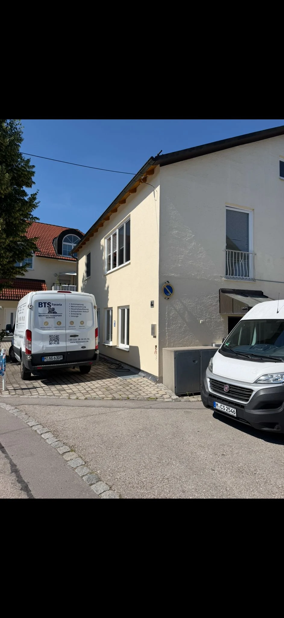 BTS-Transporter vor einem Wohngebäude