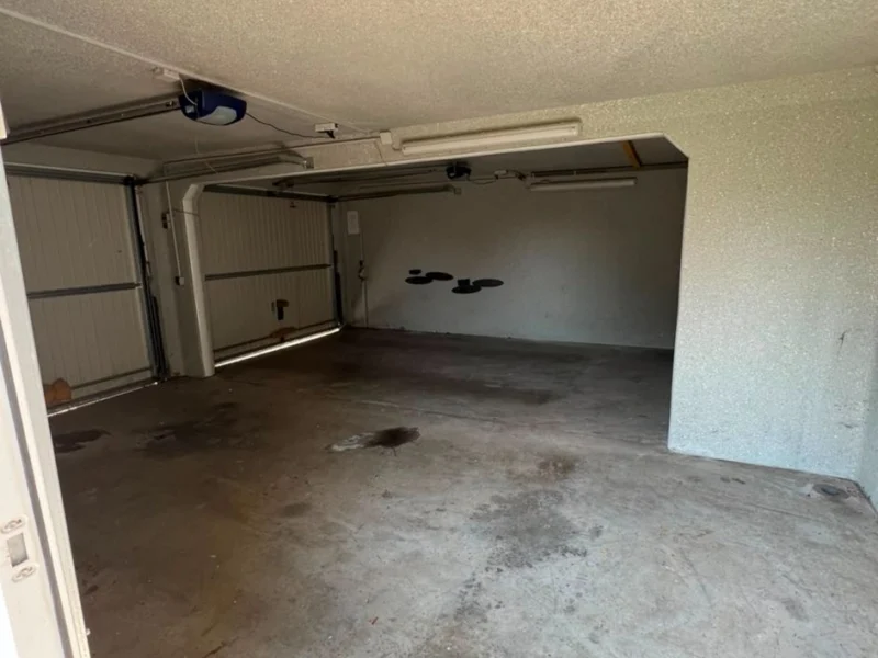 Leere Garage mit Betonboden