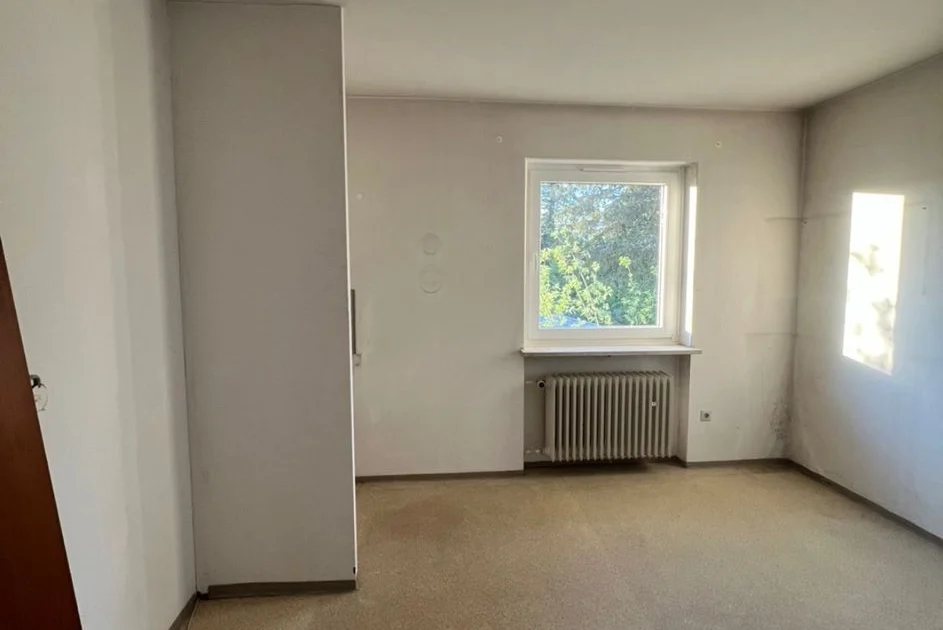 Weiterer leergeräumter, heller Wohnraum