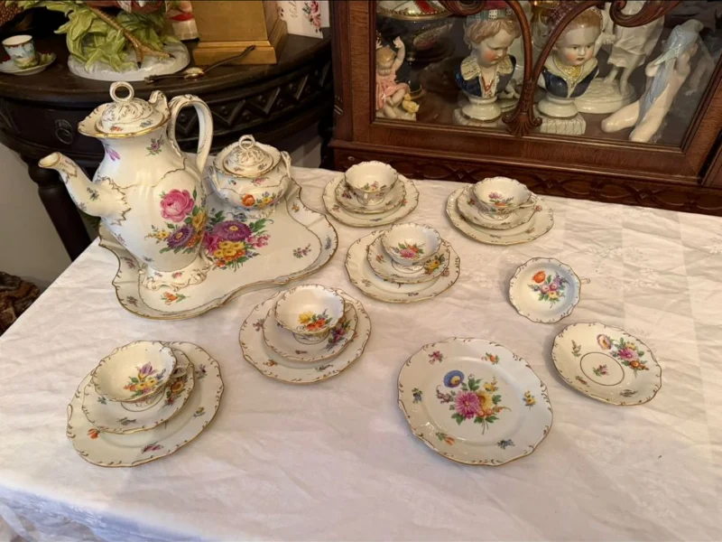 Kaffee- oder Teeservice mit Blumenmotiven auf einem Tisch