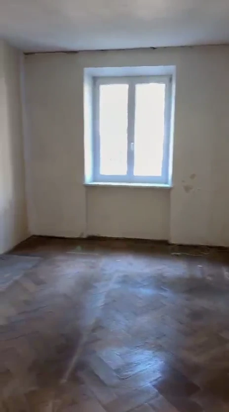 Derselbe Wohnraum mit Fenster und freiem Boden nach der Räumung in München-Sendling
